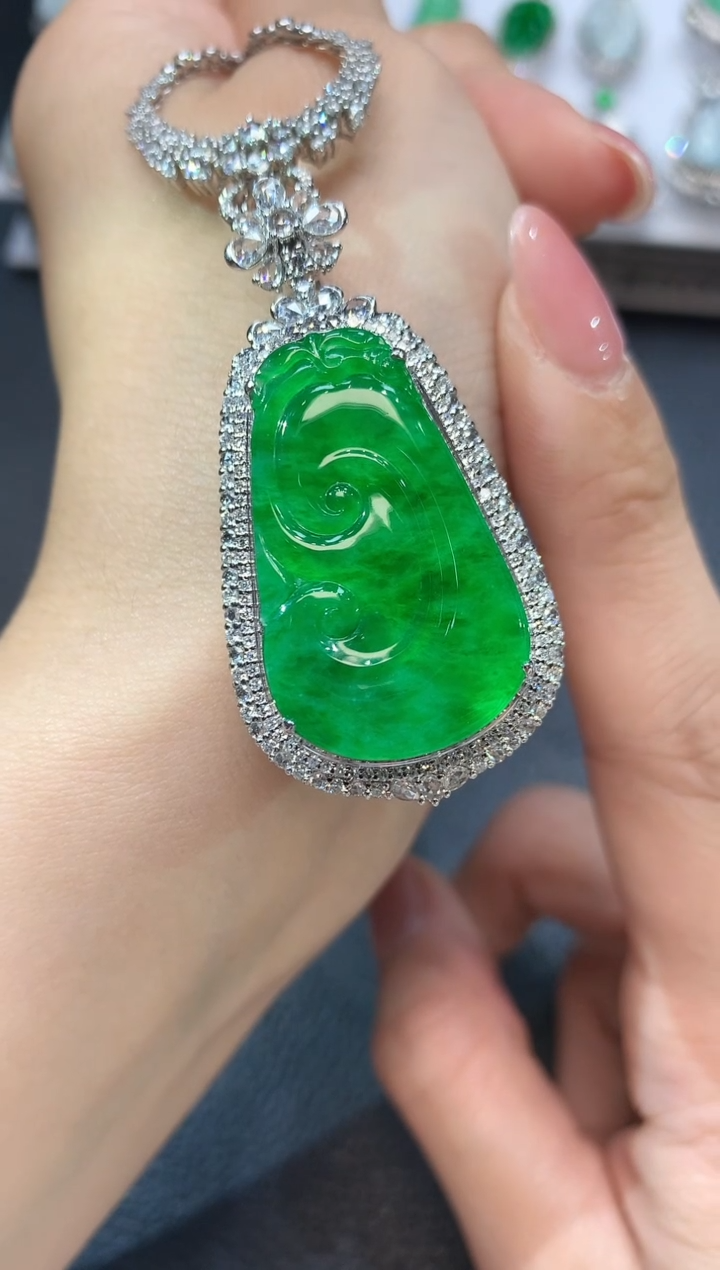 【闪购商品】翡翠吊坠(不含链)18K金镶嵌C56