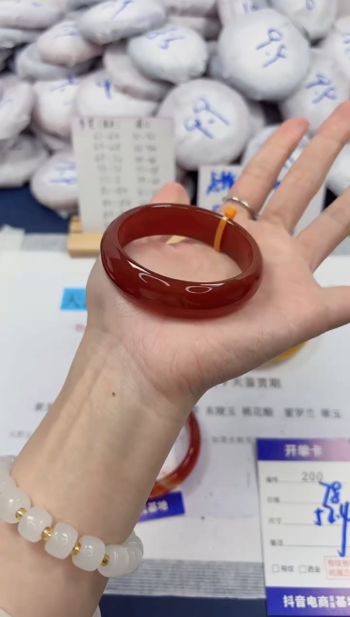 【闪购商品】石英质玉手镯未镶嵌200-玛瑙-圈口52