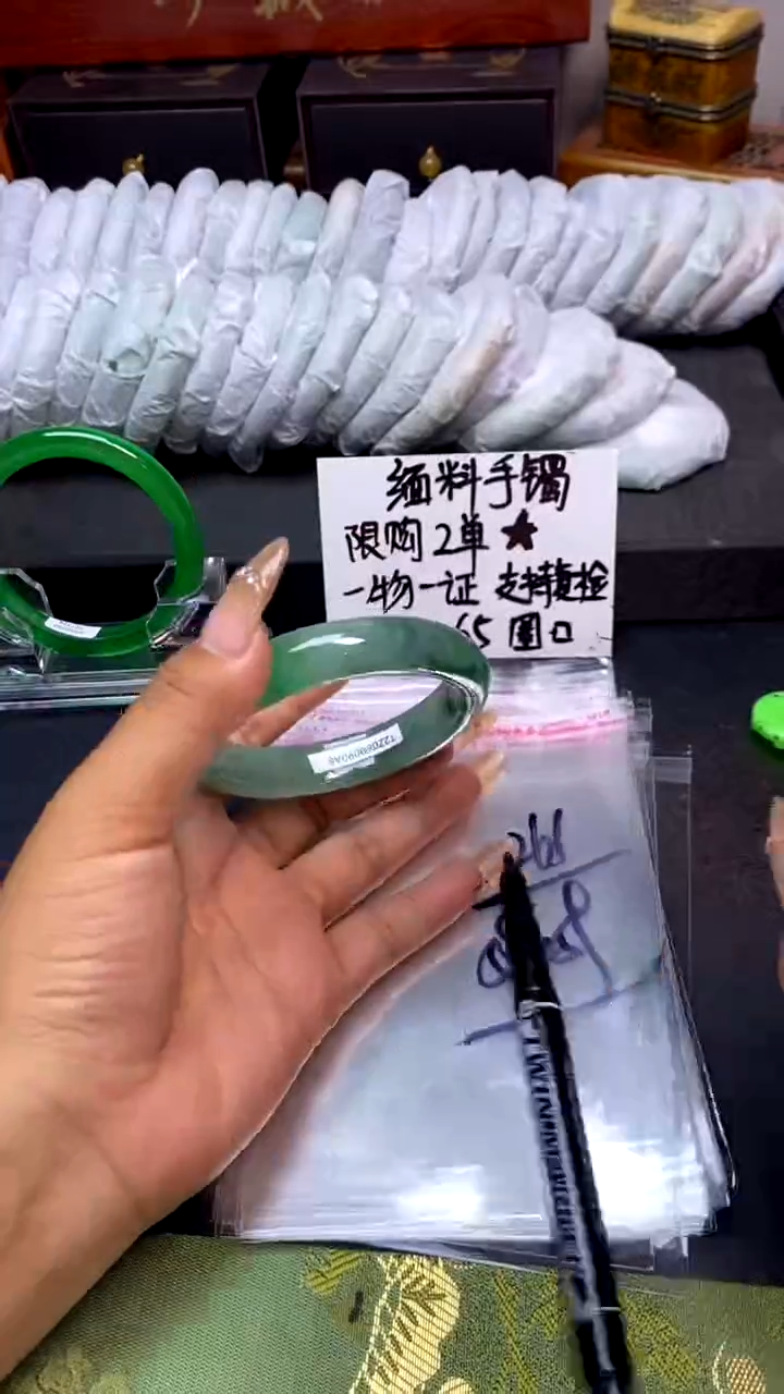 时尚女款缅料手镯