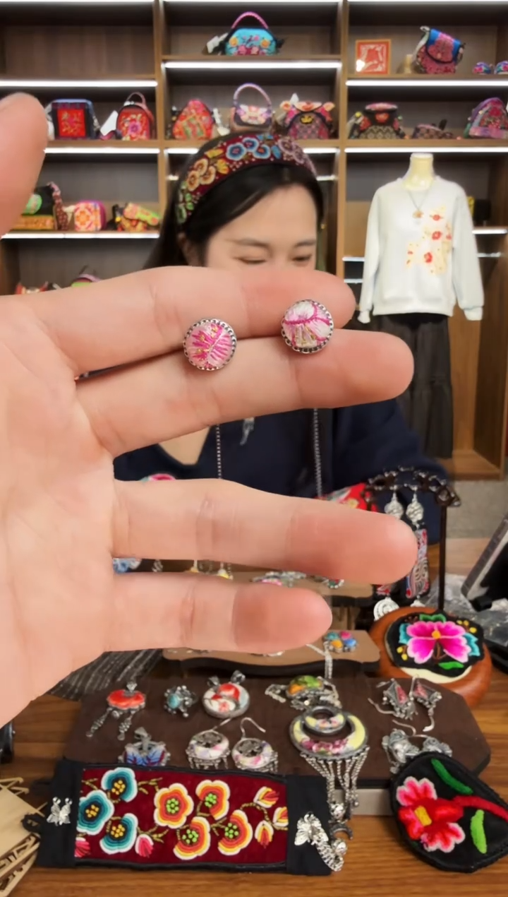 【闪购商品】织绣139蒙阿苏苗绣传承