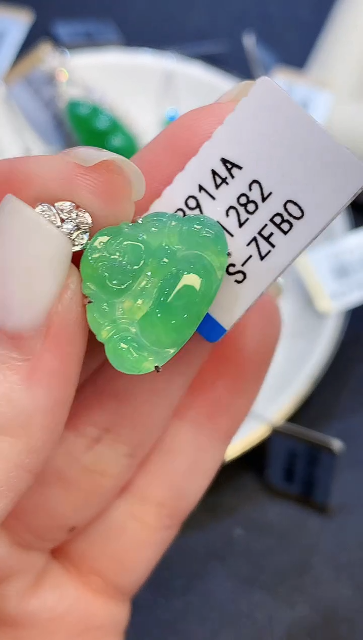 吊坠(不含链)18K金镶嵌翡翠多样性发其一