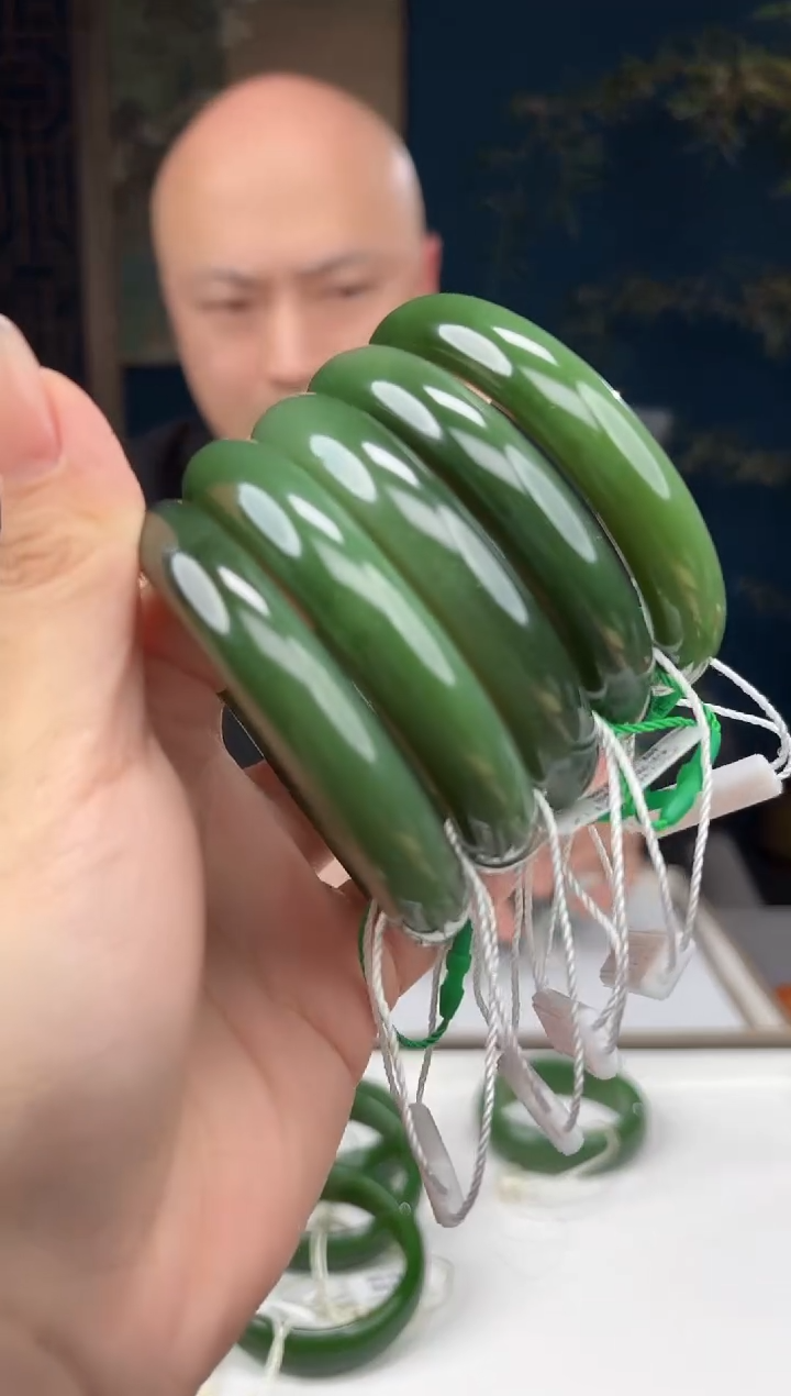 【闪购商品】和田玉手镯未镶嵌沙枣青多样性发一件