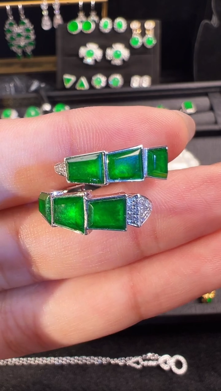 18K金镶嵌戒指翡翠高冰辣阳绿设计款戒指