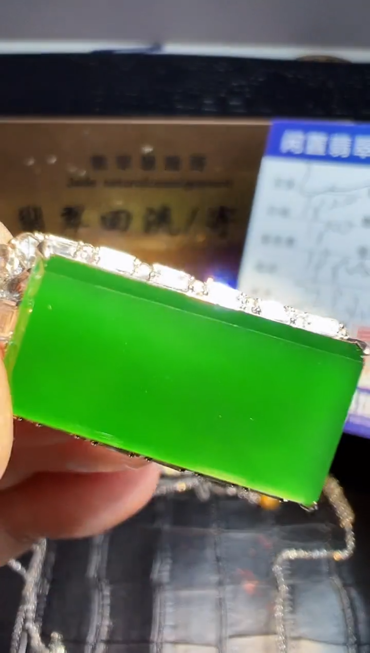 【闪购商品】翡翠颈饰18K金镶嵌翡翠回流