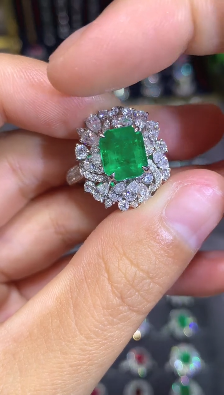 18K金镶嵌戒指祖母绿2.16ct 哥伦比亚木佐绿