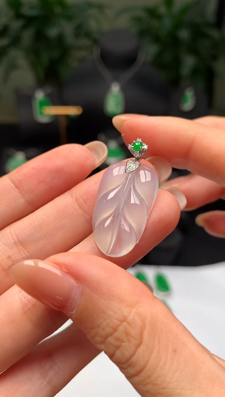 颈饰18K金镶嵌翡翠叶子