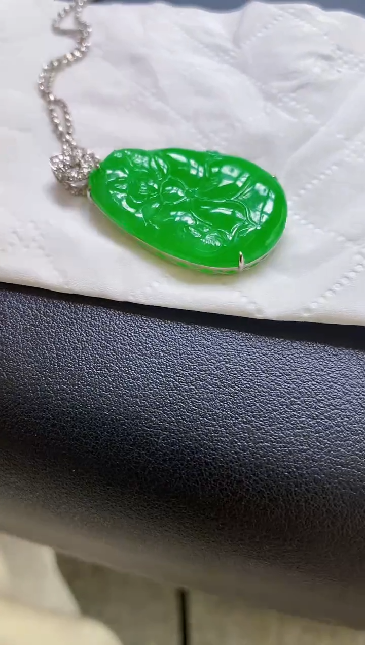 翡翠18K金镶嵌颈饰我**仔荷叶