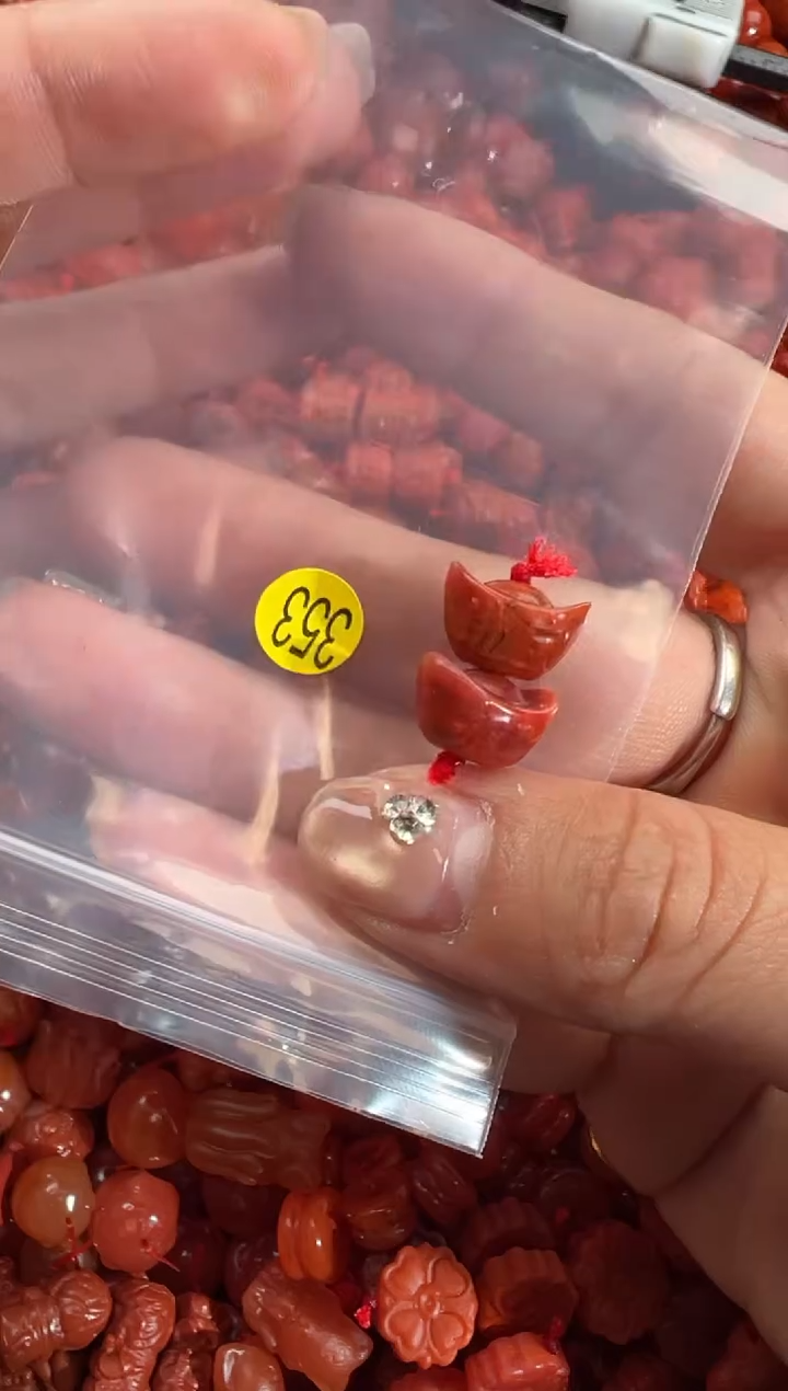 南红玛瑙未镶嵌颈饰1