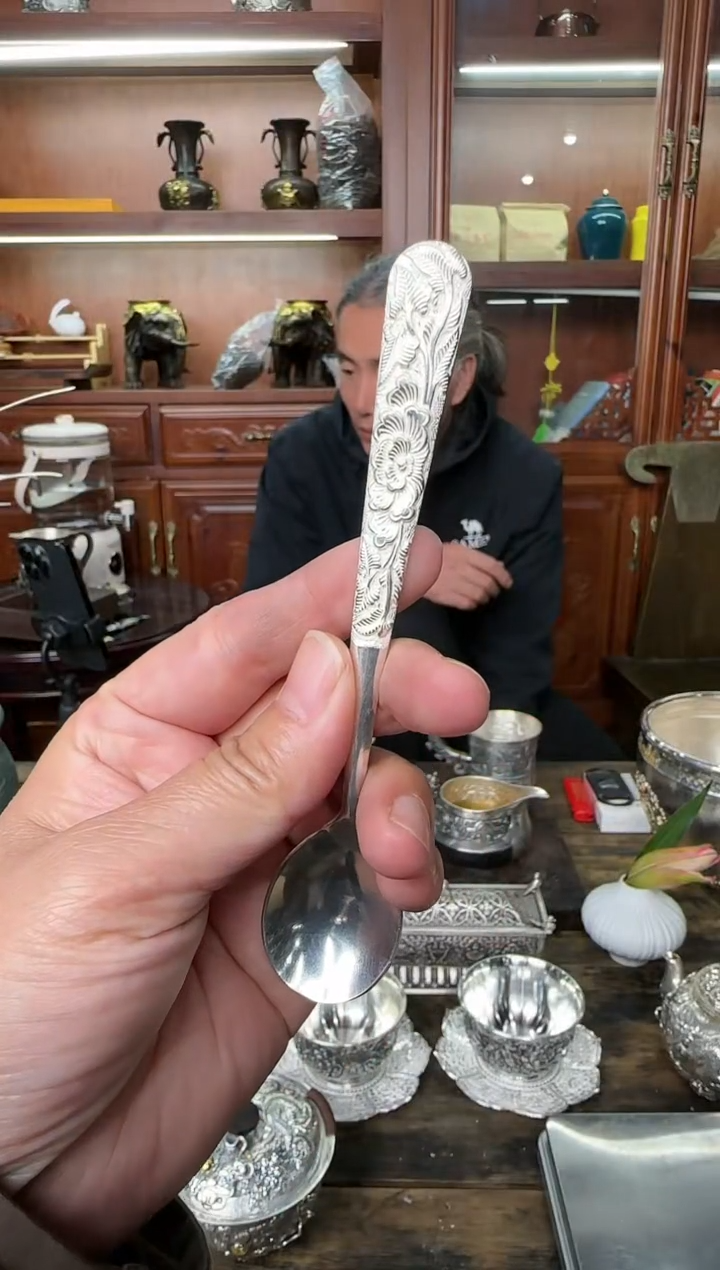 我***人足银精工手工莲花錾刻银勺