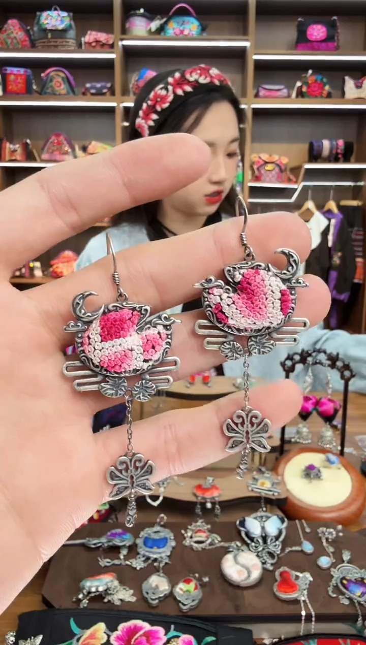 【闪购商品】织绣170蒙阿苏苗绣传承