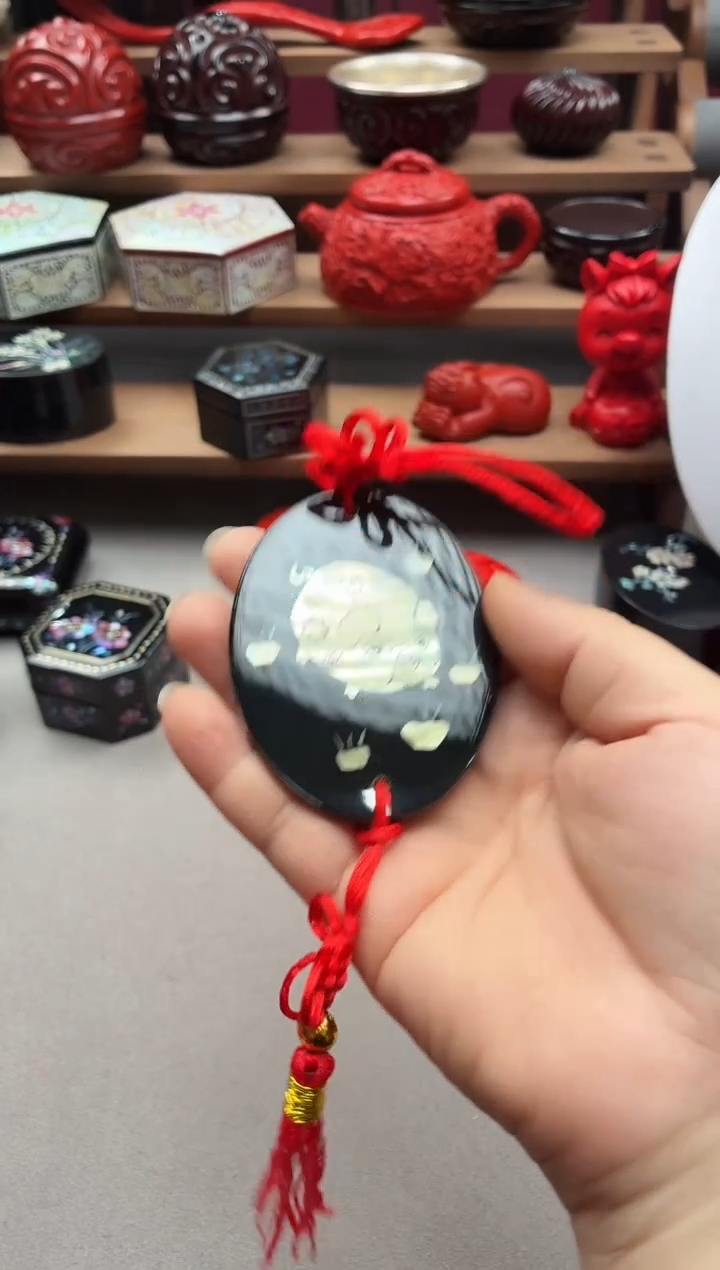 扬州漆器生肖猪挂件