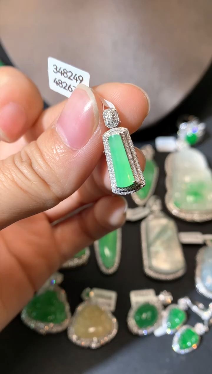 【闪购商品】翡翠吊坠(不含链)18K金镶嵌吊坠