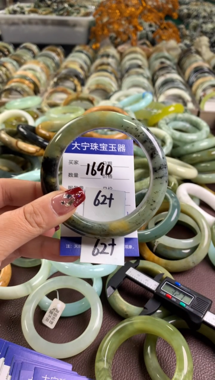 【闪购商品】蛇纹石玉手镯未镶嵌1690q