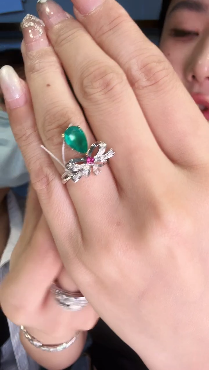 18K金镶嵌戒指祖母绿1.50ct