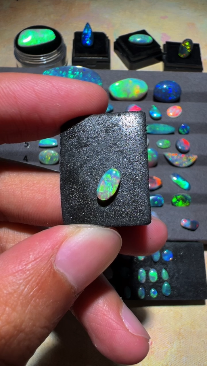 未镶嵌欧泊01啦***~<小新精选>澳洲黑澳宝   3.9*6.7 mm