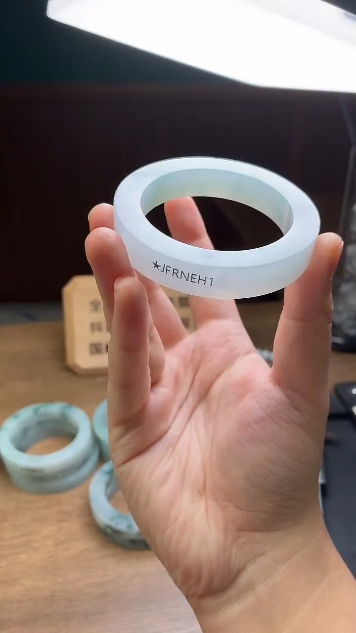 未镶嵌手镯定制翡翠唱***哒定制