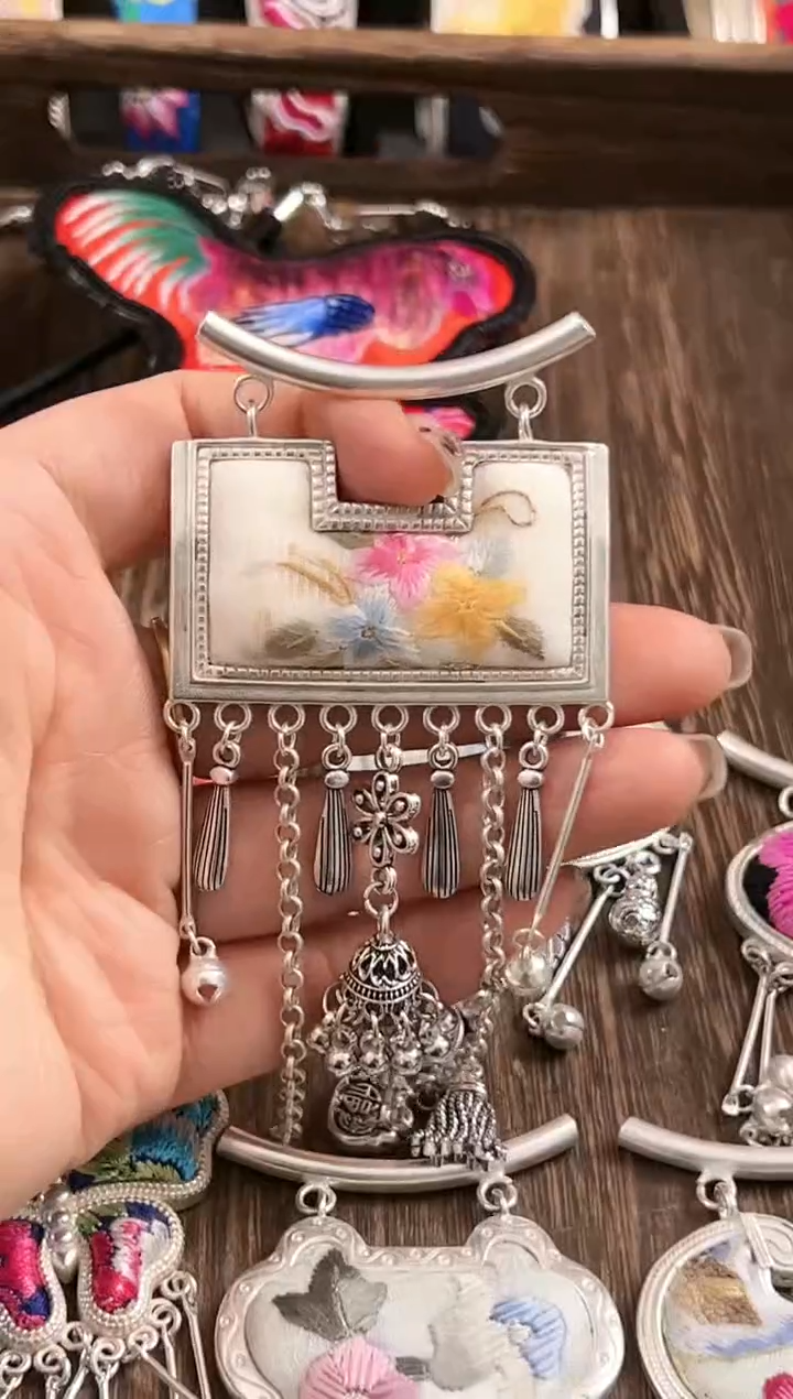 【闪购商品】织绣民族风老绣饰品192