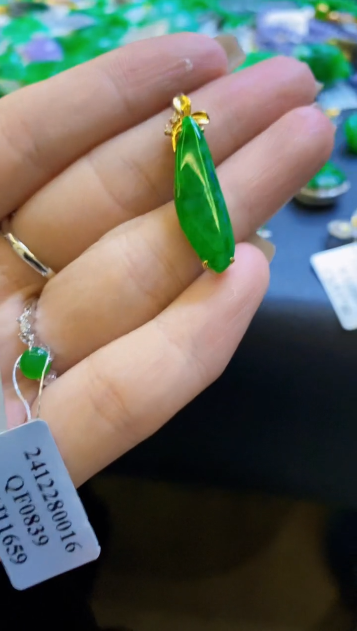 【闪购商品】定制翡翠18K金镶嵌吊坠