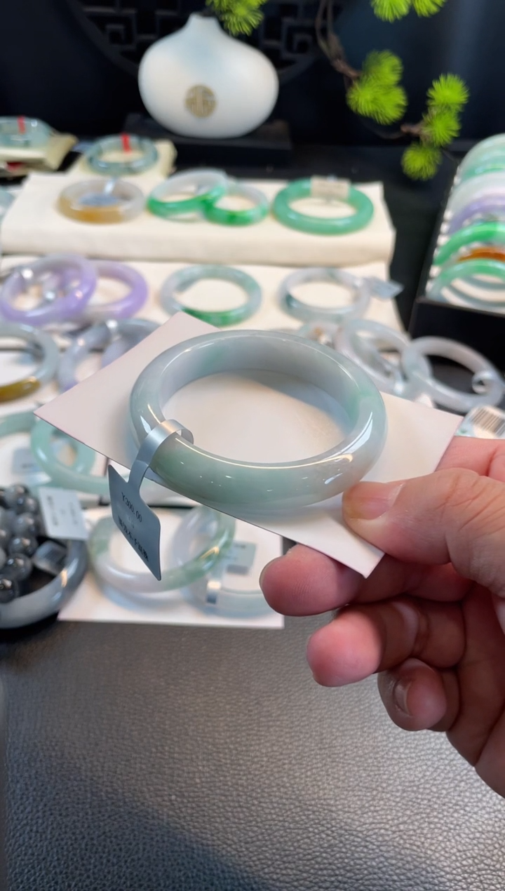 翡翠手镯未镶嵌55正圈 有一万条纹裂