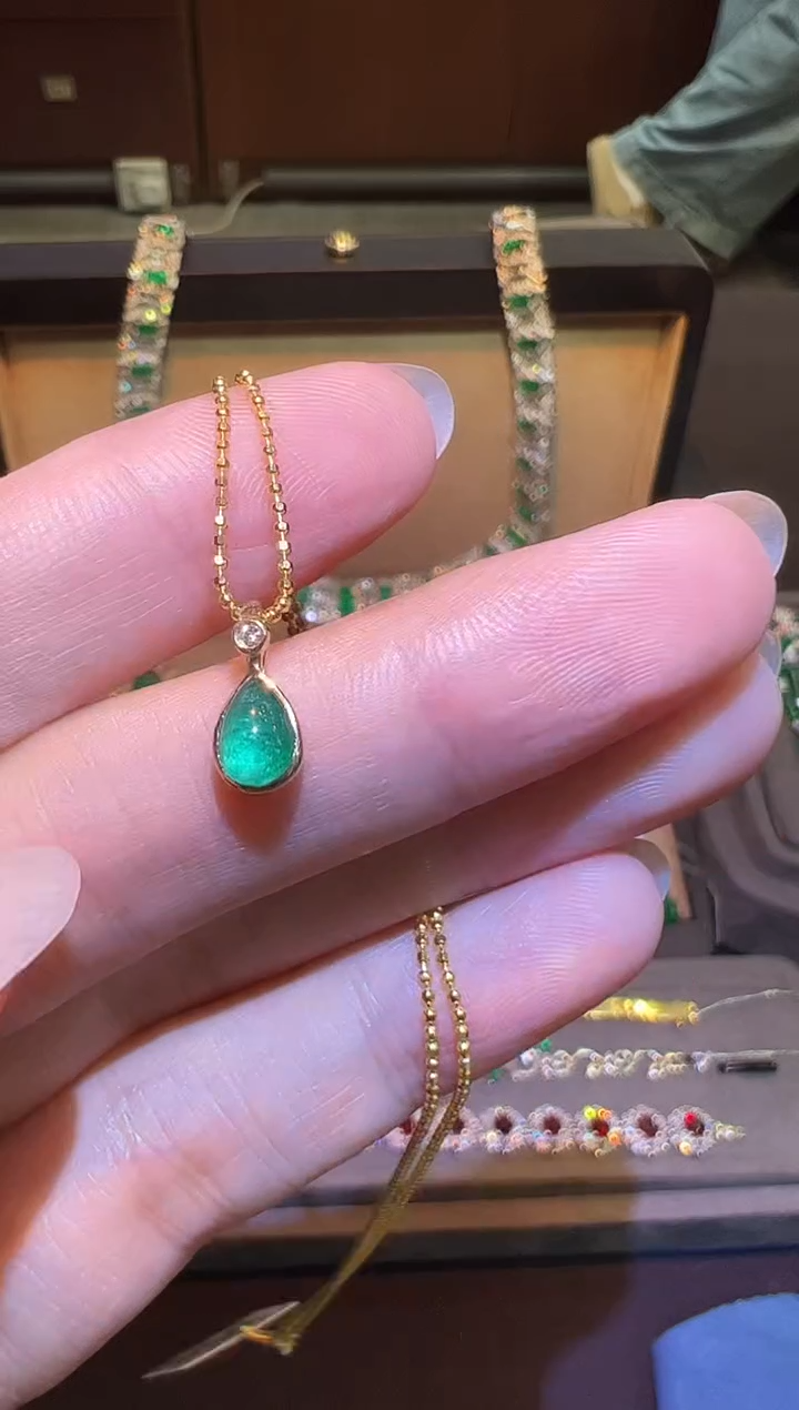 颈饰18K金镶嵌祖母绿0.35ct
