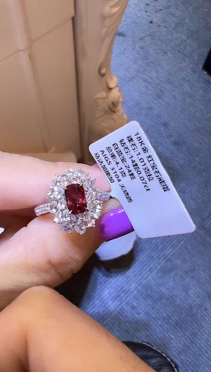 戒指18K金镶嵌红宝石      