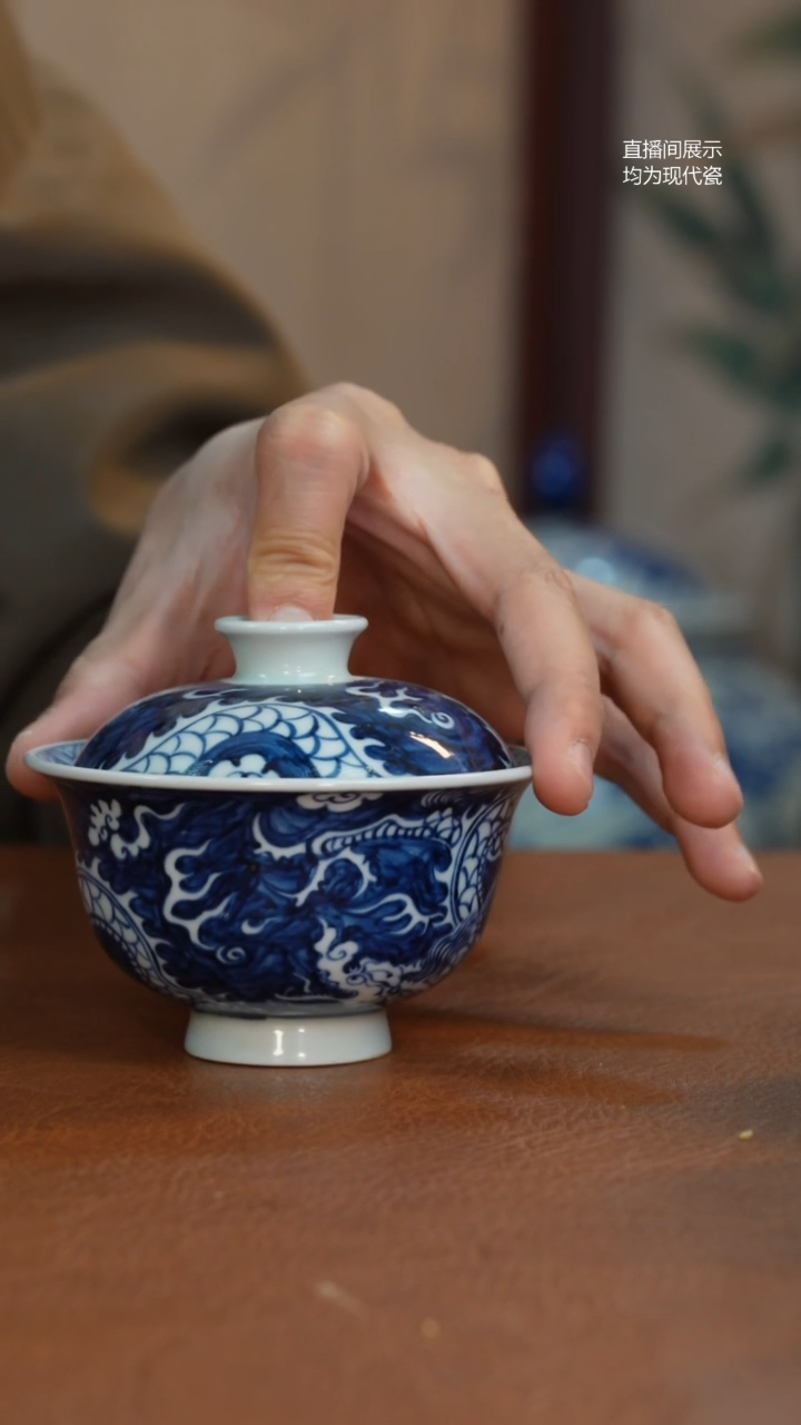 盖碗瓷武****师良奇暗刻龙纹盖碗