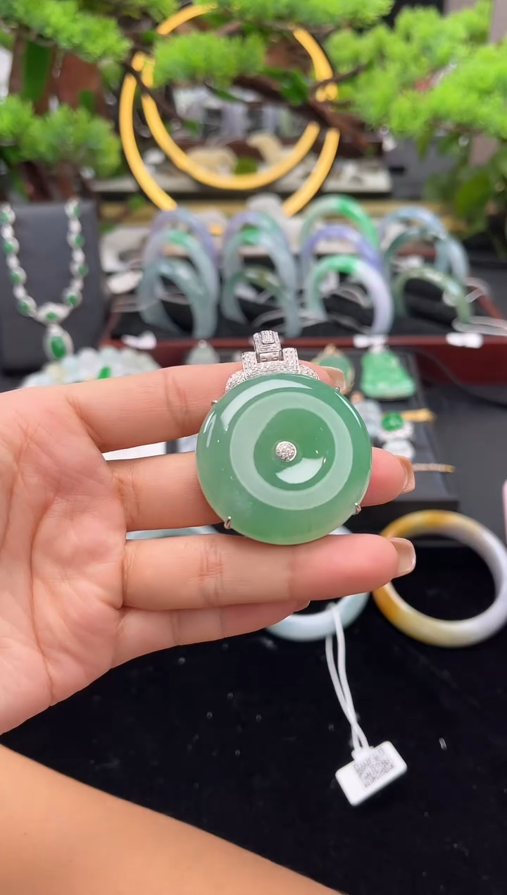 颈饰18K金镶嵌翡翠吊坠