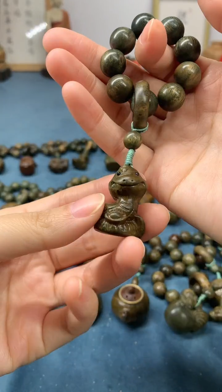 【闪购商品】维腊木（绿檀）把件 招财蛇 盘玩件