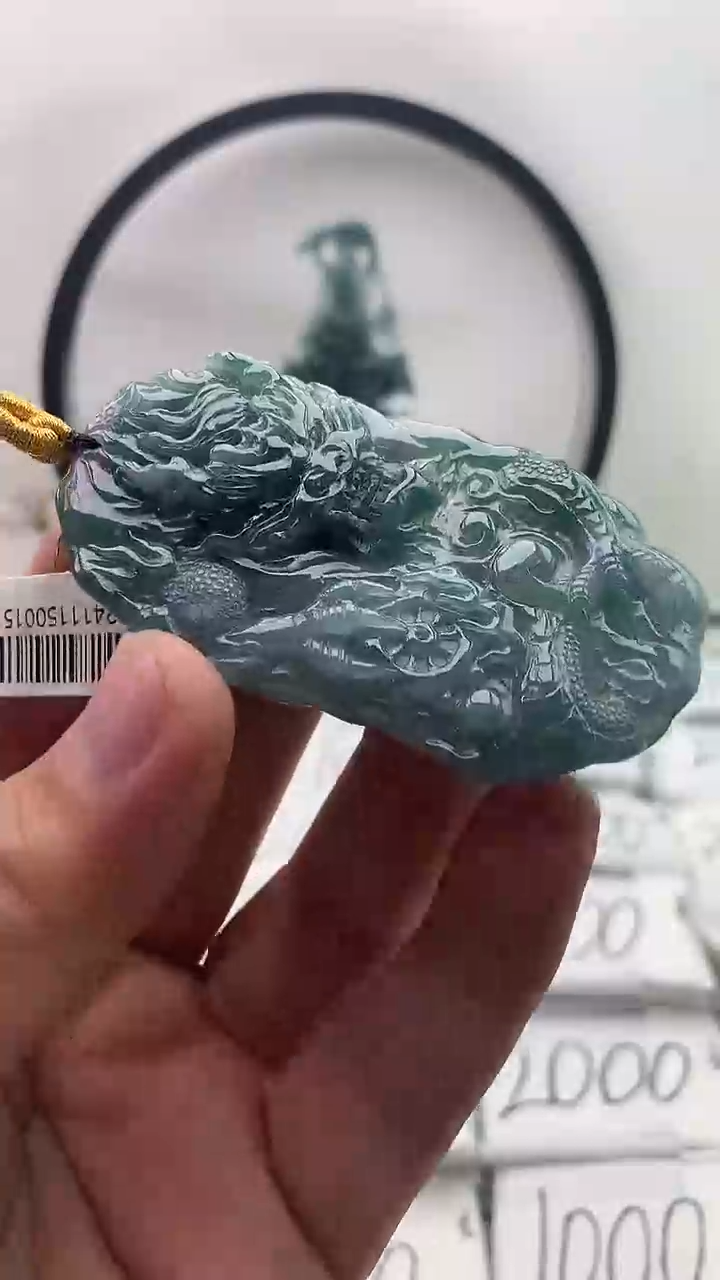 翡翠未镶嵌颈饰龙牌