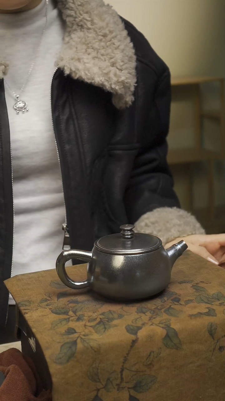 柴烧竹韵汉瓦壶 