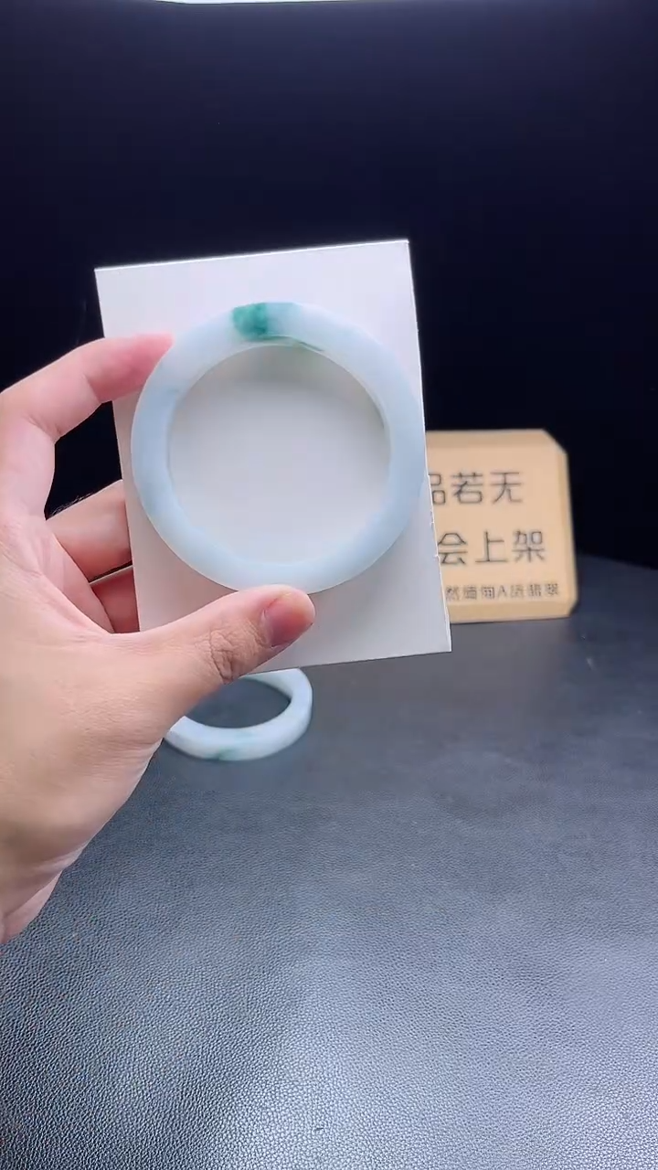 未镶嵌手镯定制翡翠阿**?定制