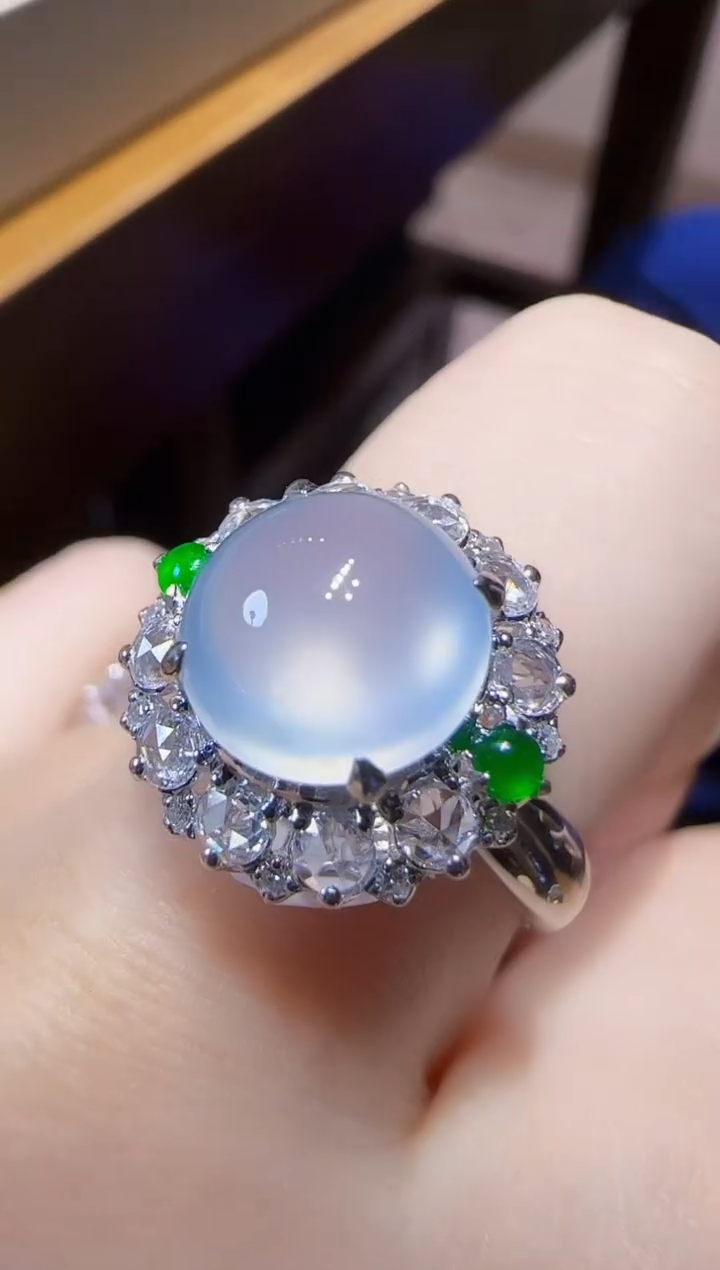 18K金镶嵌戒指翡翠蛋面