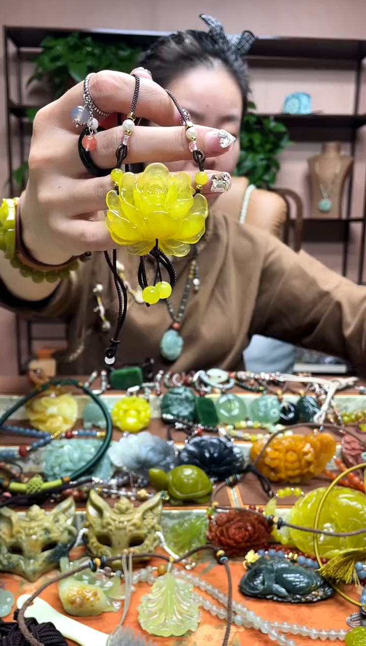 未镶嵌岫玉颈饰·