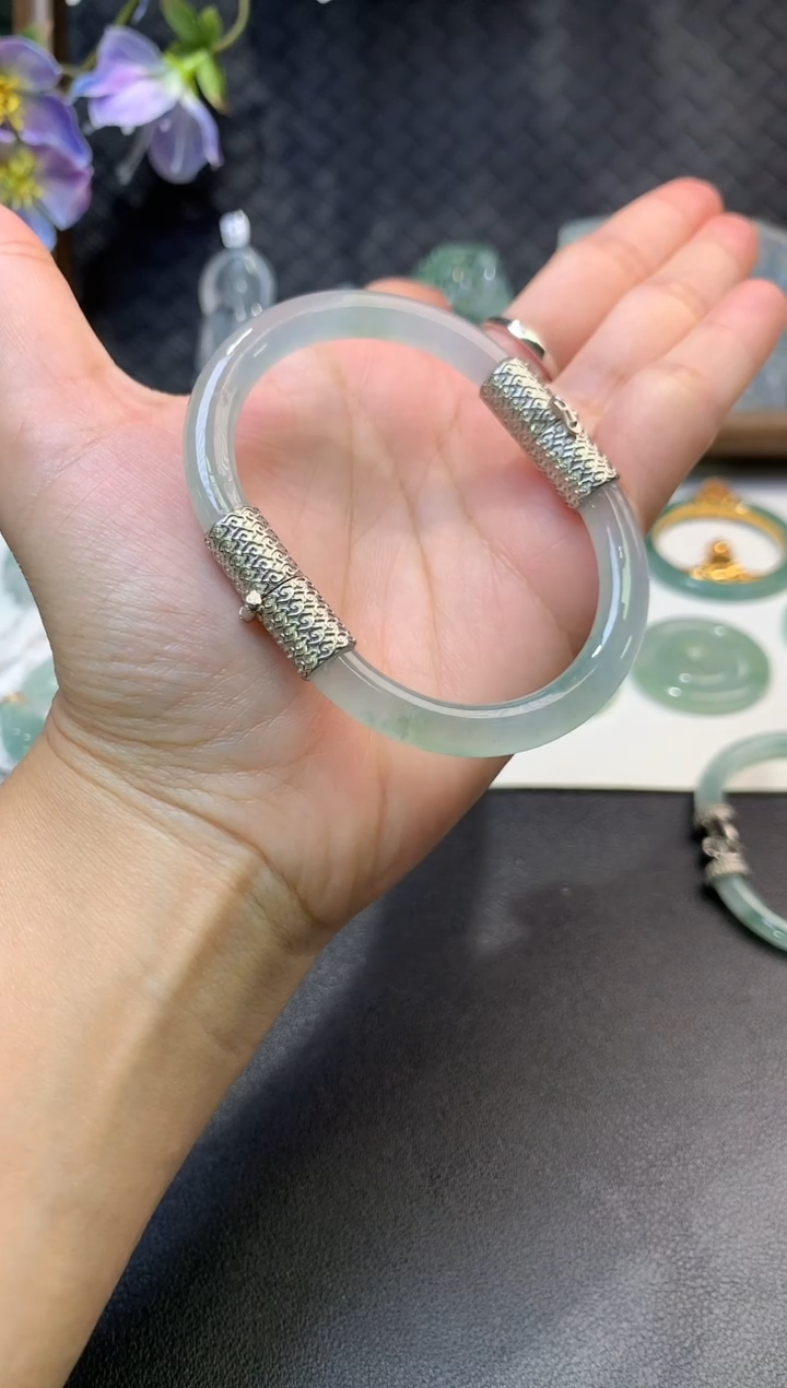 颈饰银S925镶嵌翡翠一**光成品