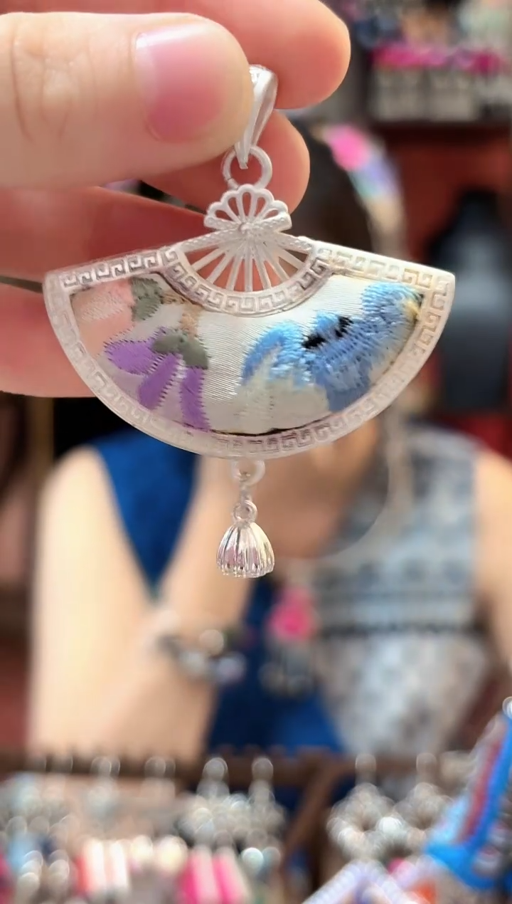 织绣云织谣民族风精美饰品   410