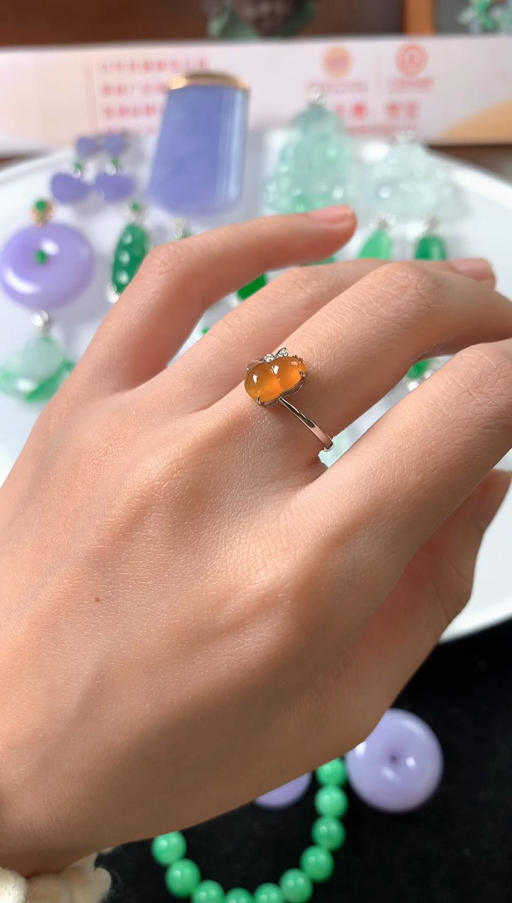 18K金镶嵌戒指翡翠戒指