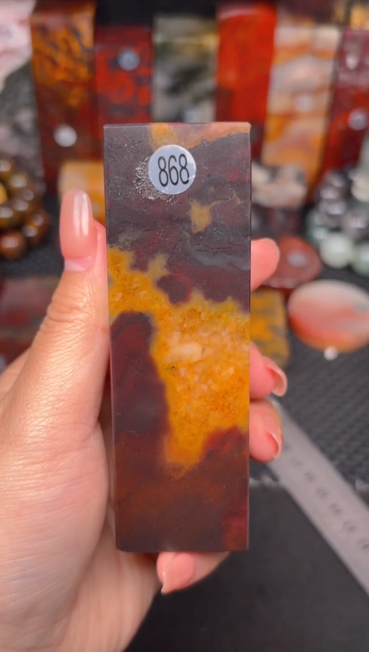 玉桂林鸡血玉摆件 编号：868