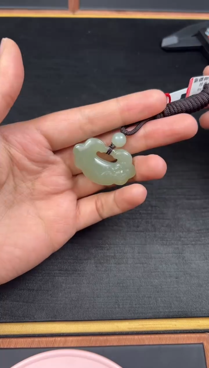 【闪购商品】和田玉吊坠(赠链)未镶嵌且末微色差近矿