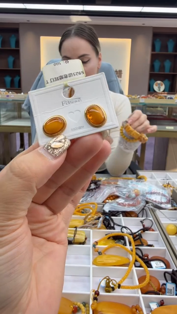 琥珀未镶嵌耳饰188秒拍号 假一罚三 