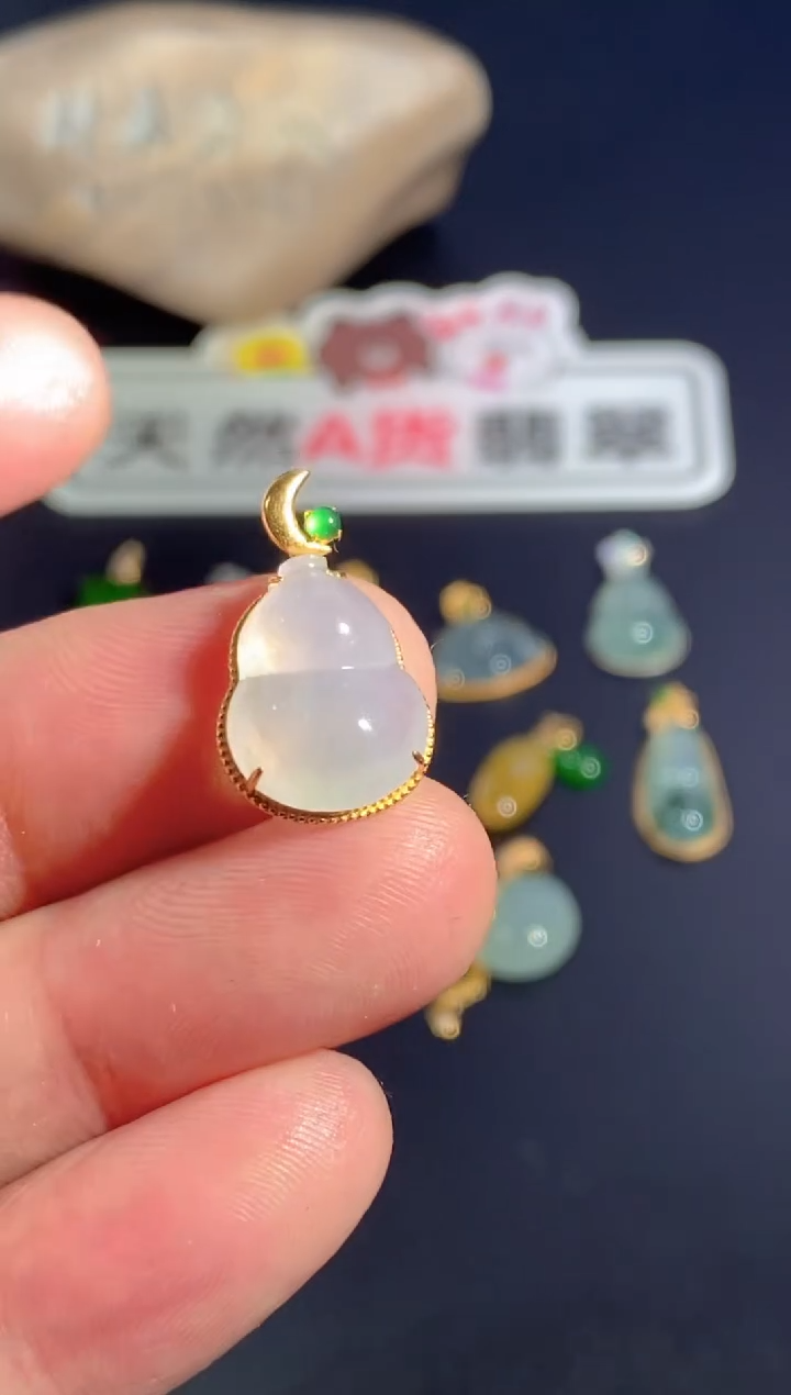 颈饰18K金镶嵌翡翠   