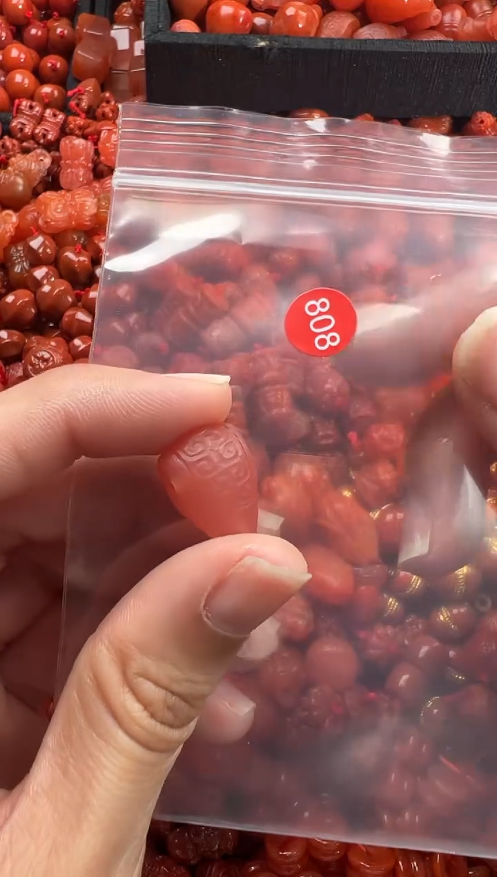 南红玛瑙未镶嵌颈饰1