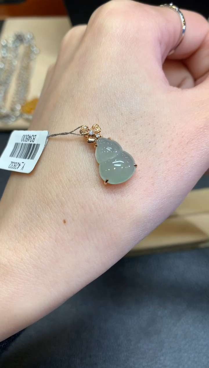 【闪购商品】翡翠颈饰18K金镶嵌葫芦【无服务费】