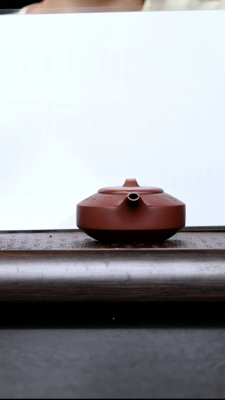 茶壶紫砂AQ14768 张辉扁石刻绘 底槽清