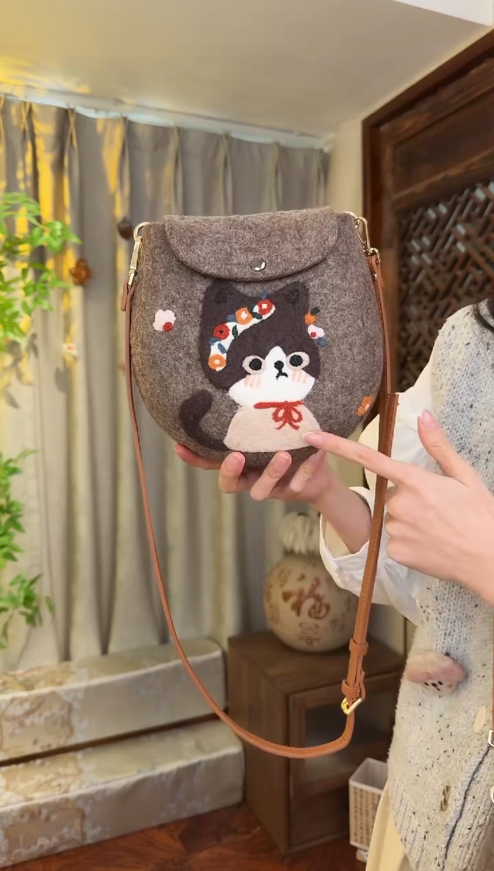 羊毛非遗羊毛毡包 蛋蛋包花环猫咪