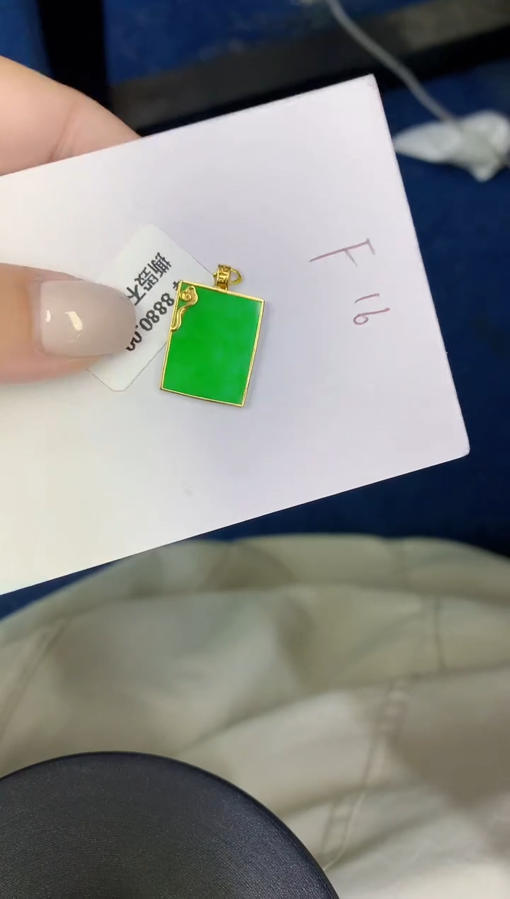 颈饰18K金镶嵌翡翠缅甸天然翡翠A货