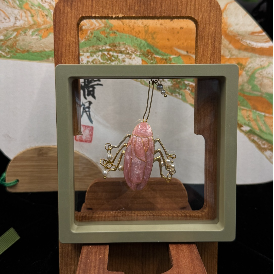 铜合金胸针 【荔枝粉粉螂】非遗手工仿景泰蓝工艺胸针精美坠链