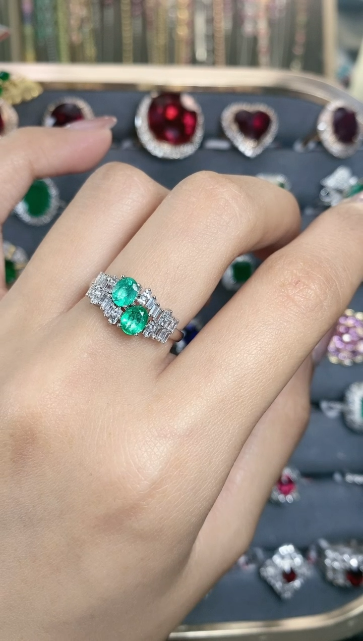 戒指18K金镶嵌祖母绿·