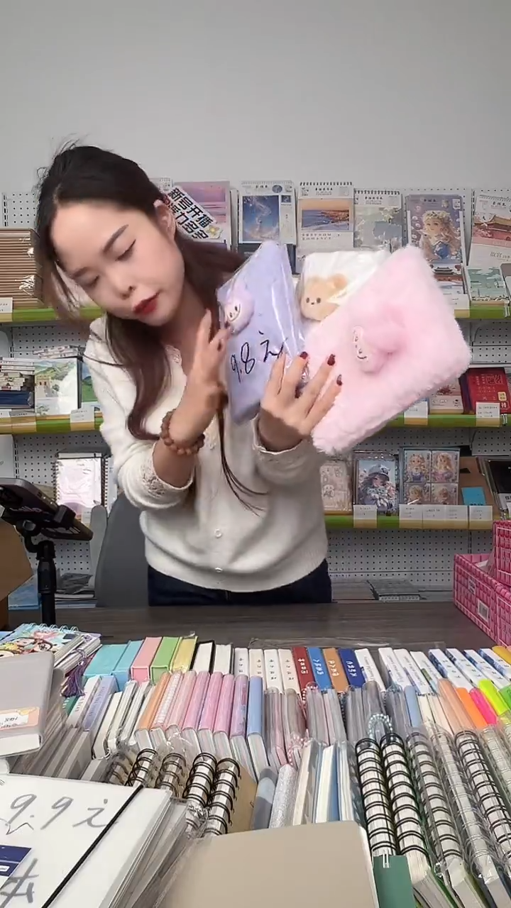 A5拉布布彩页毛绒本  随机封面1本