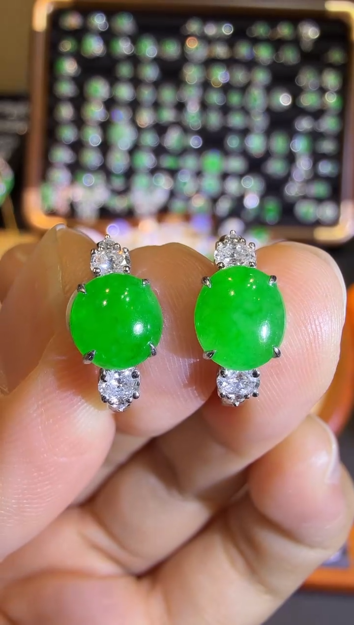 【闪购商品】翡翠耳饰18K金镶嵌正阳满绿蛋面耳包