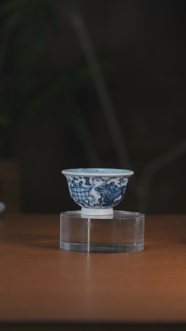 元青花双狮压手杯       